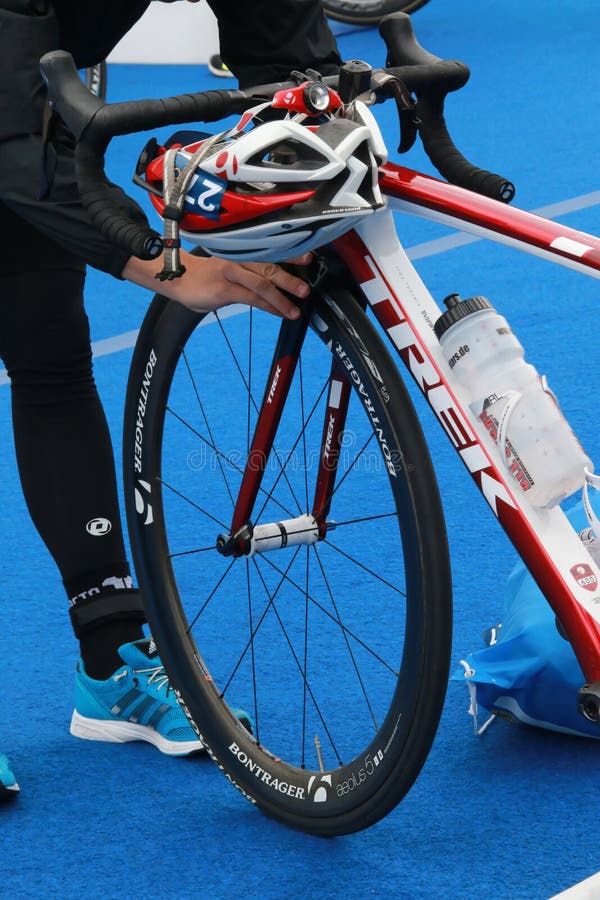 Un competidor prepara la bicicleta preparada para el triathlon imagenes de archivo Un competidor prepara la bicicleta preparada para el triathlon imagenes de archivo