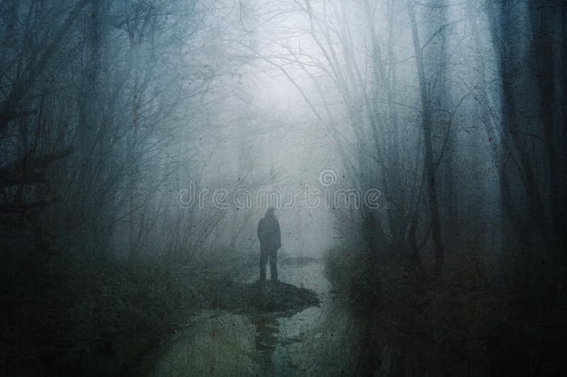 Un concept d'horreur d'une figure debout près d'un ruisseau boisé dans une forêt en hiver. avec une édition artistique grunge