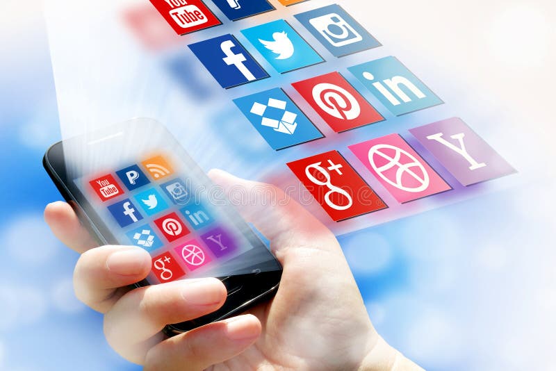 Un concetto sociale di media - raccolta del logotype di varia applicazione sociale sullo schermo dello smartphone fotografia stock Un concetto sociale di media - raccolta del logotype di varia applicazione sociale sullo schermo dello smartphone fotografia stock
