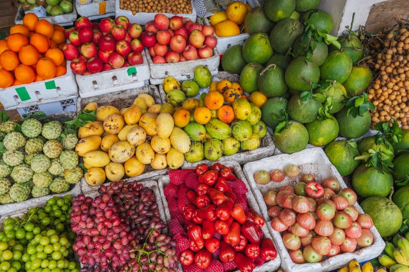 Un contor cu fructe tropicale pe o piață locală asiatică din Vietnam. stock image