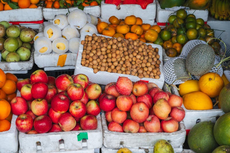 Un contor cu fructe tropicale pe o piață locală asiatică din Vietnam. royalty free stock photo