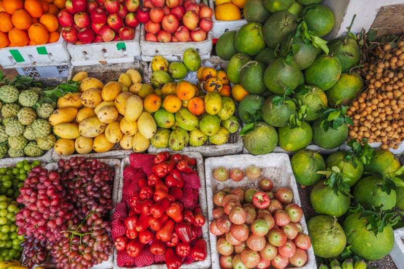 Un contor cu fructe tropicale proaspete pe o piață locală asiatică. stock photos