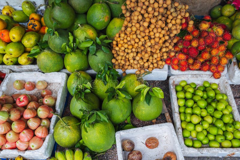 Un contor cu fructe tropicale proaspete pe o piață locală asiatică. royalty free stock photo