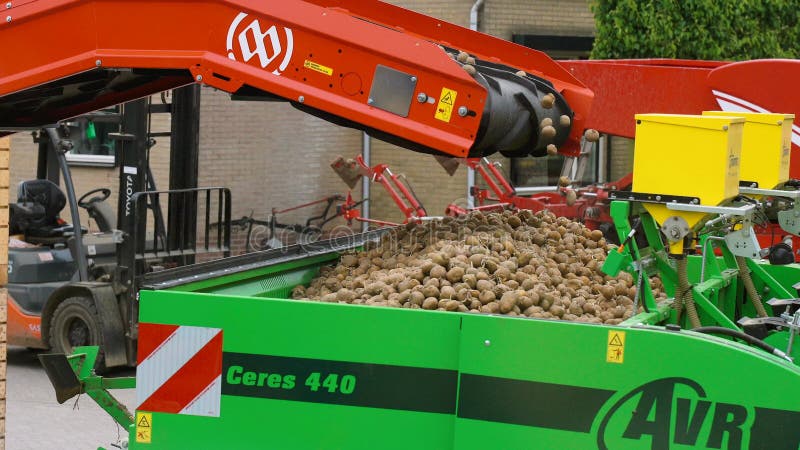 Tracteur Avec Les Grains Organiques D'usine Semoir Dans L'antenne Agricole  De Champ De Poussière Banque De Vidéos - Vidéo du cordon, maïs: 168869952