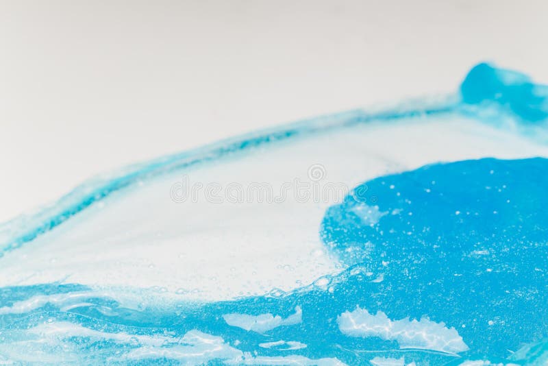 Un copil care se joacă de-a jucăria făcută de mână, numită Slime Alien Drool Shell Muschel. stock photography