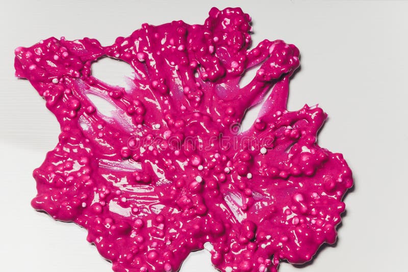 Un copil care se joacă de-a jucăria făcută de mână, numită Slime Alien Drool Shell Muschel. stock images