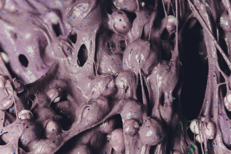 Un copil care se joacă de-a jucăria făcută de mână, numită Slime Alien Drool Shell Muschel. royalty free stock photos