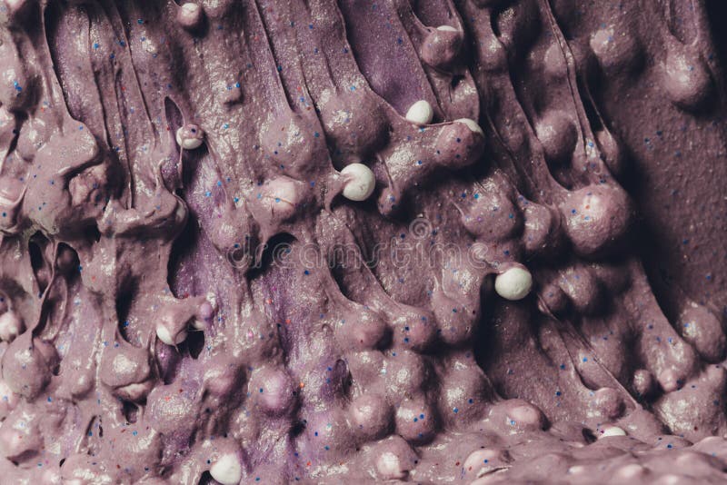 Un copil care se joacă de-a jucăria făcută de mână, numită Slime Alien Drool Shell Muschel. royalty free stock photos