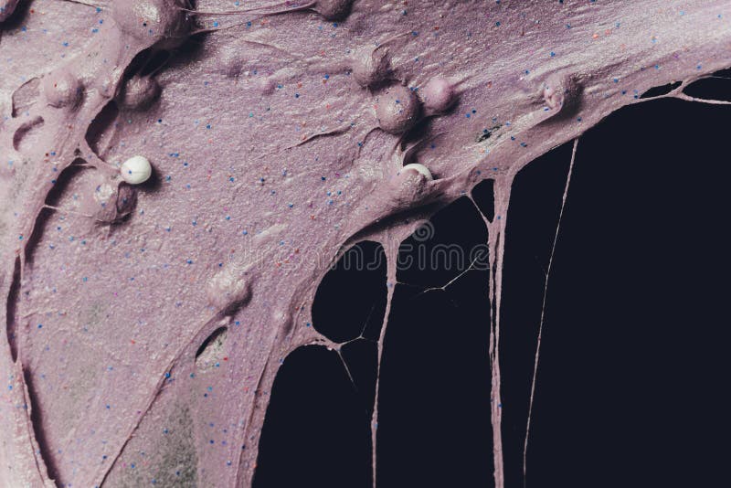 Un copil care se joacă de-a jucăria făcută de mână, numită Slime Alien Drool Shell Muschel. royalty free stock photography