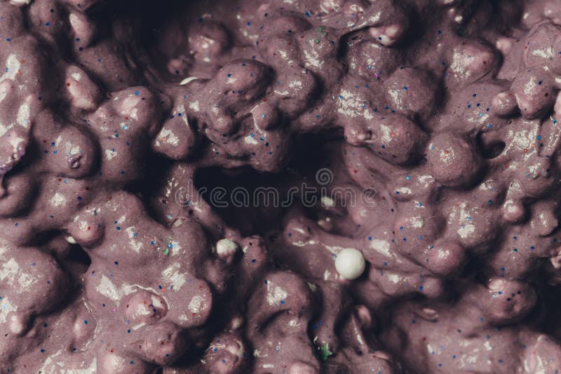 Un copil care se joacă de-a jucăria făcută de mână, numită Slime Alien Drool Shell Muschel. stock photo