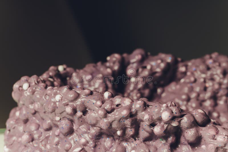 Un copil care se joacă de-a jucăria făcută de mână, numită Slime Alien Drool Shell Muschel. royalty free stock photos