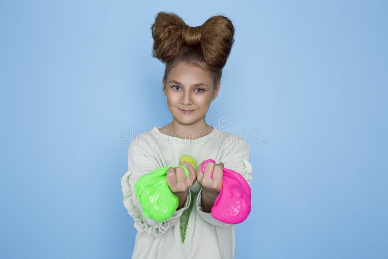 Un copil care se juca de-a mâna a făcut o jucărie numită mânerele de mâzgă izolate pe fond albastru stock photos