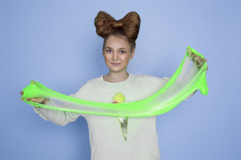 Un copil care se juca de-a mâna a făcut o jucărie numită mânerele de mâzgă izolate pe fond albastru stock photos