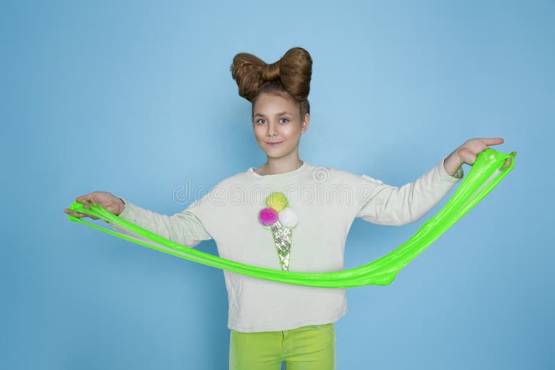 Un copil care se juca de-a mâna a făcut o jucărie numită mânerele de mâzgă izolate pe fond albastru royalty free stock photo