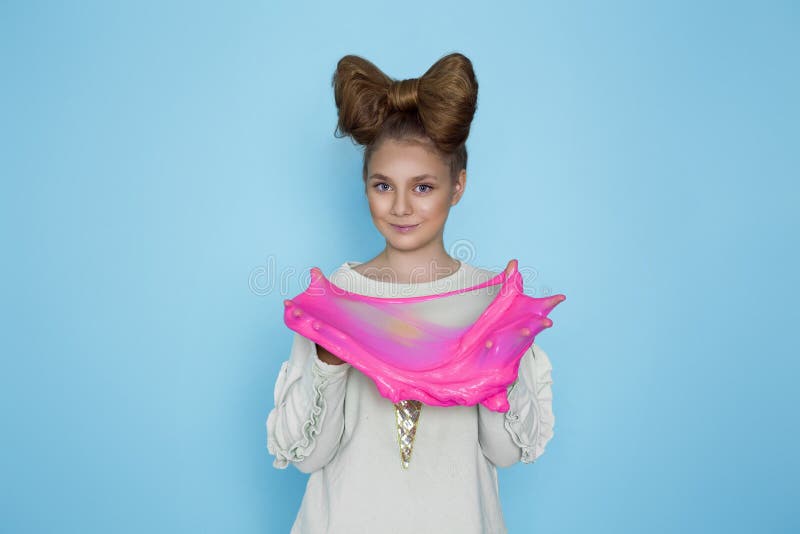 Un copil care se juca de-a mâna a făcut o jucărie numită mânerele de mâzgă izolate pe fond albastru stock photo