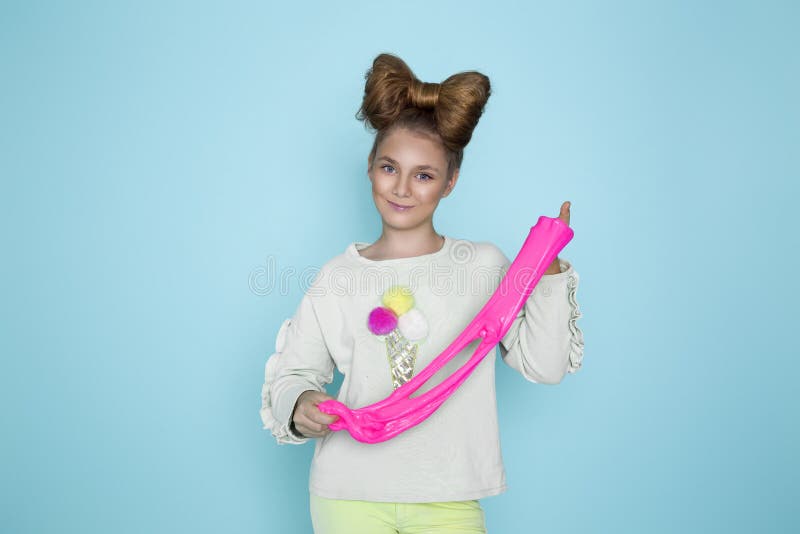 Un copil care se juca de-a mâna a făcut o jucărie numită mânerele de mâzgă izolate pe fond albastru royalty free stock photo
