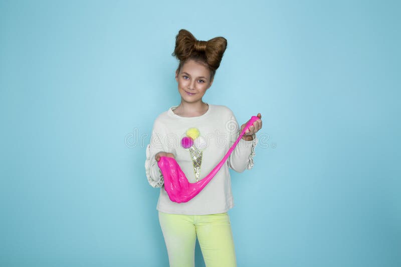 Un copil care se juca de-a mâna a făcut o jucărie numită mânerele de mâzgă izolate pe fond albastru royalty free stock image