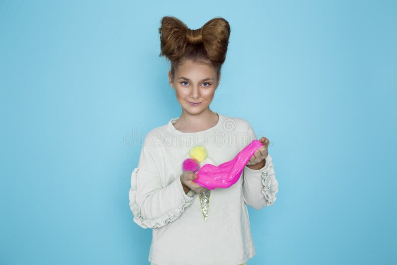 Un copil care se juca de-a mâna a făcut o jucărie numită mânerele de mâzgă izolate pe fond albastru royalty free stock photo