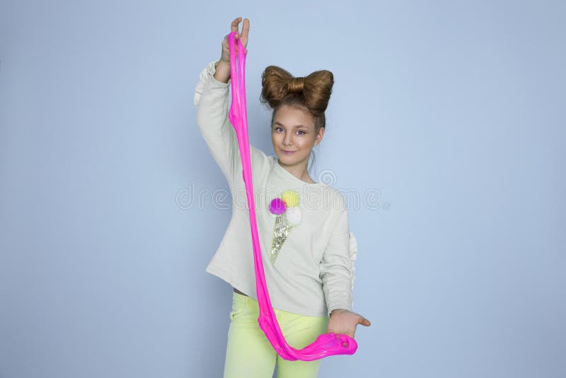 Un copil care se juca de-a mâna a făcut o jucărie numită mânerele de mâzgă izolate pe fond albastru stock photography