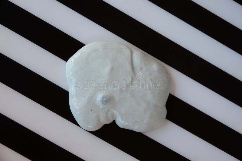 Un copil care se juca de-a mâna a făcut o jucărie numită noroi pe fond alb și negru stock image