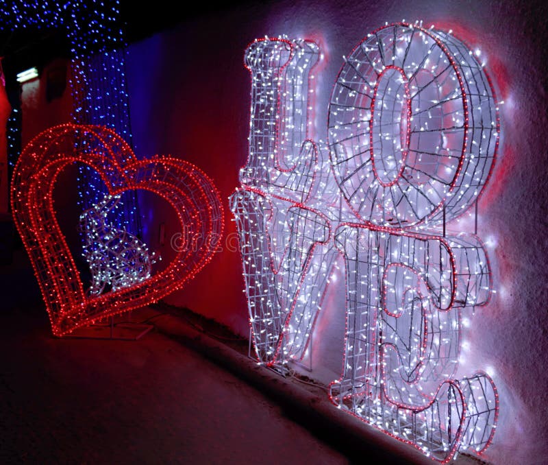 Un corazón y un texto grande del amor fotografía de archivo Un corazón y un texto grande del amor fotografía de archivo