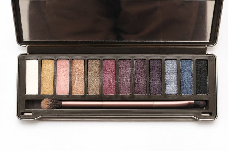 Un corredo cosmetico della tavolozza dell'ombretto di marrone scuro immagini stock libere da diritti Un corredo cosmetico della tavolozza dell'ombretto di marrone scuro immagini stock libere da diritti