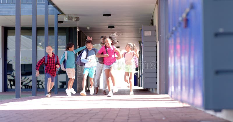 In un corridoio scolastico, un gruppo variegato di giovani studenti corre video d archivio