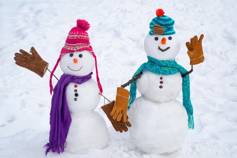 Noël Amoureux Embrassant La Famille De Bonhommes De Neige En Bonnet De Noel  Et Couronne Et Bandeau De Flocon De Neige