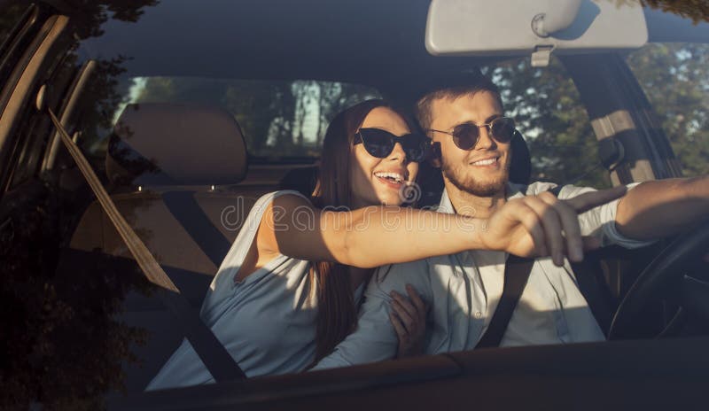 Photo D'un Couple Aimant Dans Le Centre De Voiture Photo stock - Image du  service, automobile: 299154308