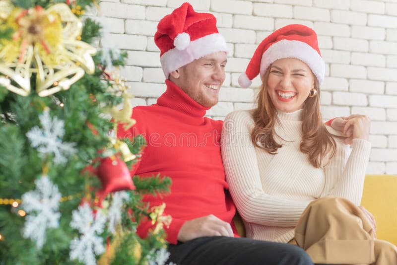 Un couple caucasien souriant, riant et câlin photo stock Un couple caucasien souriant, riant et câlin photo stock