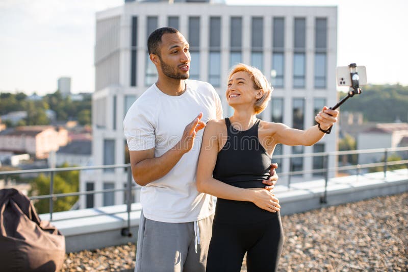 Un couple de blogueurs sportifs positifs raconte à leurs abonnés. photo libre de droits