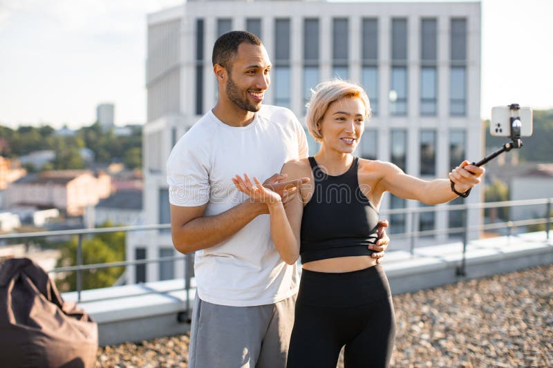 Un couple de blogueurs sportifs positifs raconte à leurs abonnés. photo libre de droits