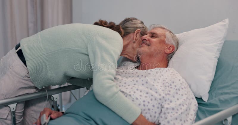 Un couple de personnes âgées à l'hôpital et un câlin pour l'affection du patient et les soins pour le vieil homme sur l'amour ou l banque de vidéos