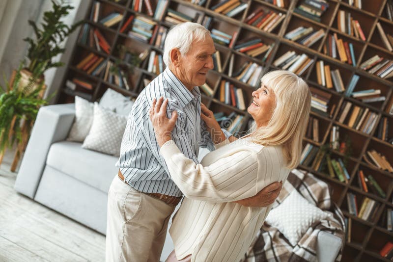 Un couple de personnes âgées à la retraite concept danser danser danser dans une salle de danse photo libre de droits Un couple de personnes âgées à la retraite concept danser danser danser dans une salle de danse photo libre de droits