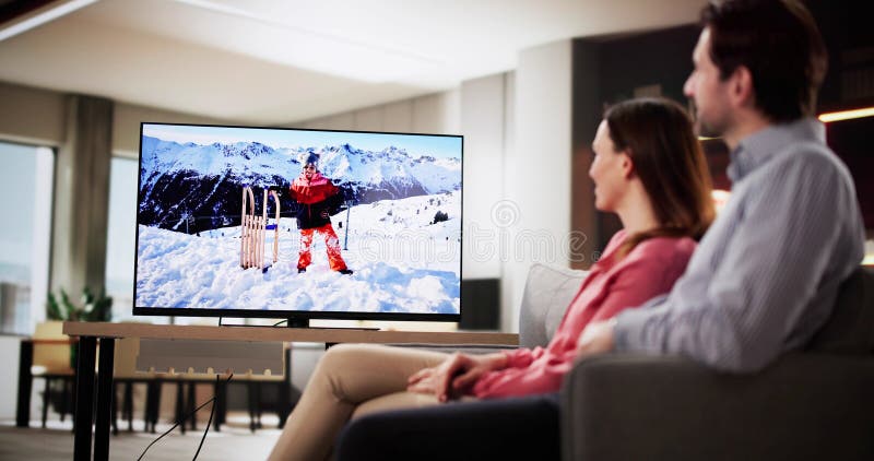 Un couple détendu en profitant de la soirée cinéma dans le salon confortable image stock