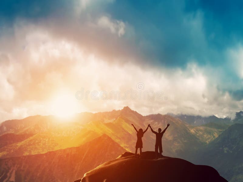 Un couple heureux se tenant ensemble sur une montagne photos stock