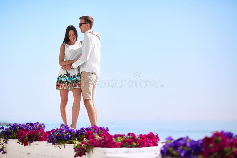 Un couple romantique heureux Ami et amie sur une station de vacances Amants étreignant sur un concept de relations de côte Copiez photographie stock Un couple romantique heureux Ami et amie sur une station de vacances Amants étreignant sur un concept de relations de côte Copiez photographie stock