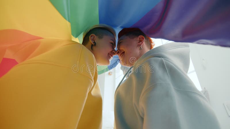 Un couple sous un drapeau arc-en-ciel symbolise l'amour fierté unité et acceptation dans la communauté lgbtq banque de vidéos