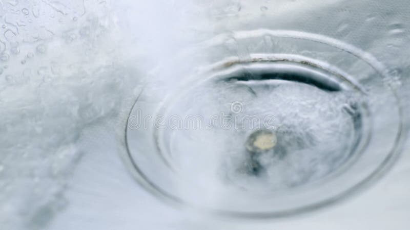 Un courant de l'eau propre coulant dans l'évier banque de vidéos