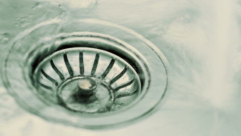 Un courant de l'eau propre coulant dans l'évier banque de vidéos