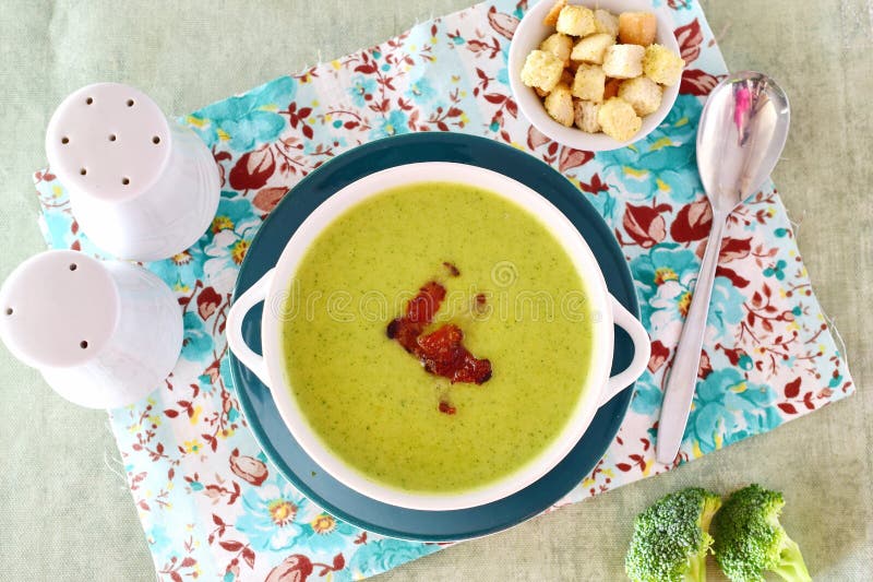 Un cuenco de una sopa cremosa del bróculi con tocino crujiente Alimento sano Concepto sano de la consumición imagen de archivo libre de regalías Un cuenco de una sopa cremosa del bróculi con tocino crujiente Alimento sano Concepto sano de la consumición imagen de archivo libre de regalías