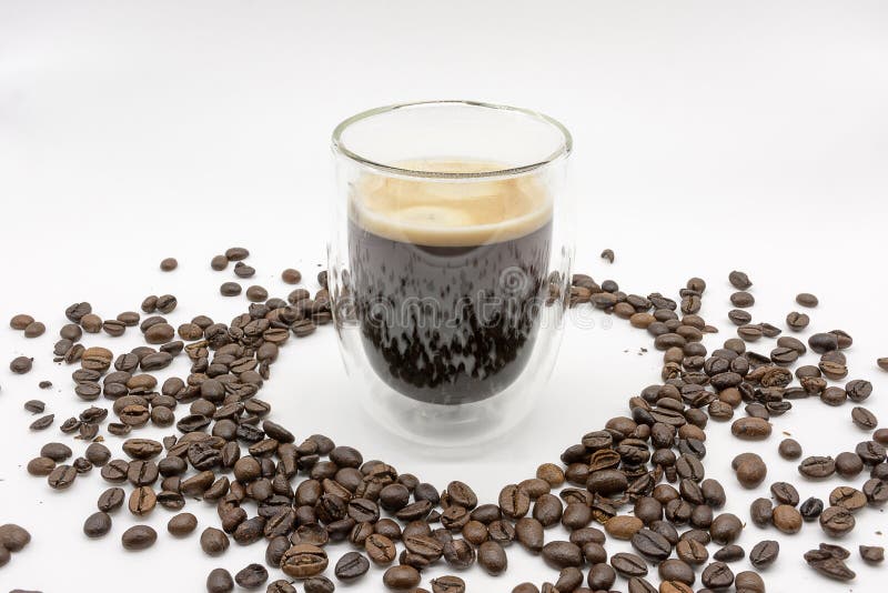 Un cuore dei chicchi di caff? arrostiti fotografie stock libere da diritti Un cuore dei chicchi di caff? arrostiti fotografie stock libere da diritti