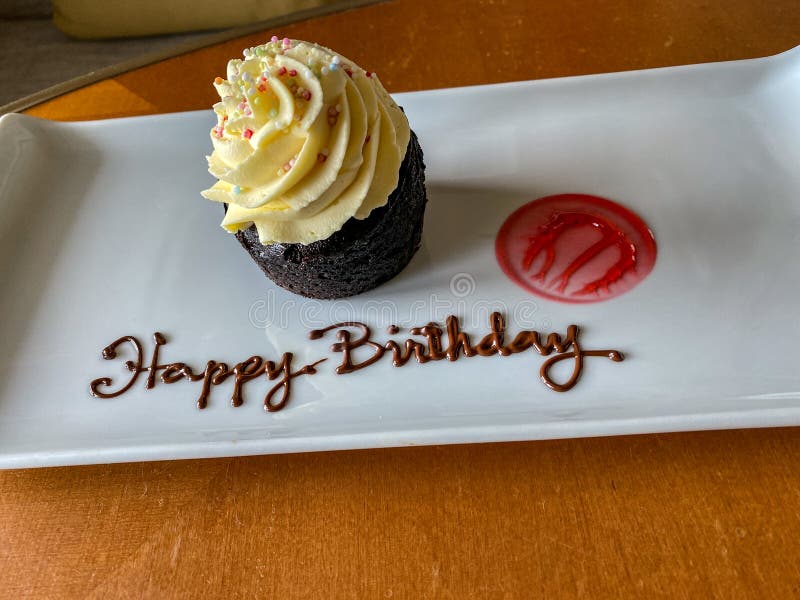 Un Cupcake D Anniversaire Livre A Un Voyageur De Croisiere Lui Souhaitant Un Joyeux Anniversaire Image Stock Image Du Ocean Amerique