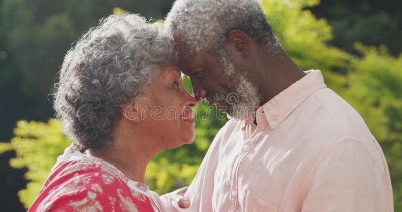 Un cuplu african american de rang înalt petrece timp împreună în grădină în dragoste distanțarea socială în q stock video footage