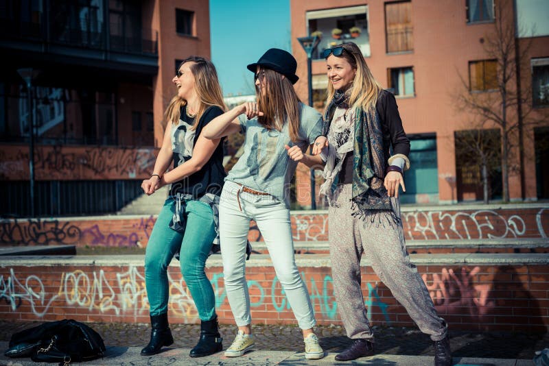 Un dancing autentico di tre bei amici fotografia stock libera da diritti Un dancing autentico di tre bei amici fotografia stock libera da diritti