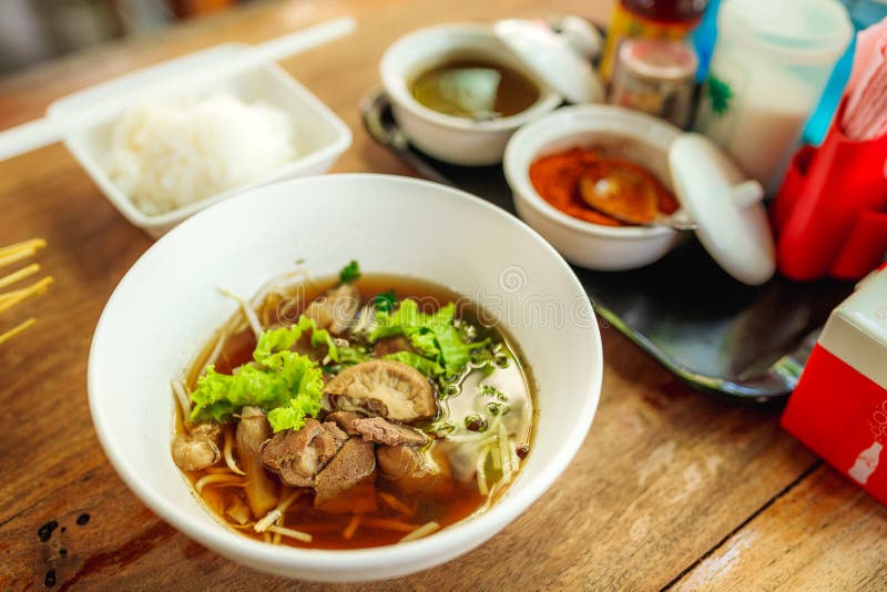 Un de la nouille thaïlandaise de plats thaïlandais locaux photographie stock libre de droits
