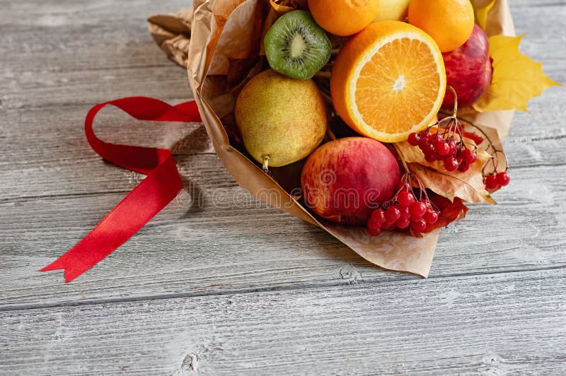 Un delizioso e bellissimo bouquet di frutta Matrimonio d'autunno Il bouquet della sposa fotografie stock libere da diritti
