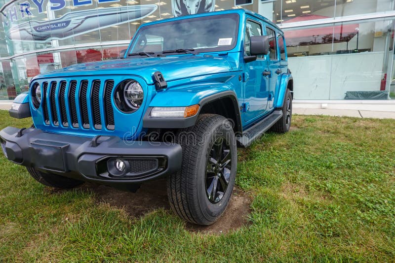  Un Deporte De Wrangler Jeep Azul Es Un Vehículo Muy Popular Visto En Un Lote De Concesionarios Foto editorial