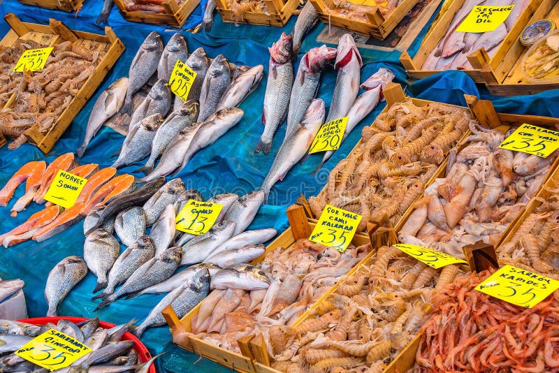 Un deposito del pesce con varietà di pesci e di venditori nel mercato pubblico immagini stock Un deposito del pesce con varietà di pesci e di venditori nel mercato pubblico immagini stock