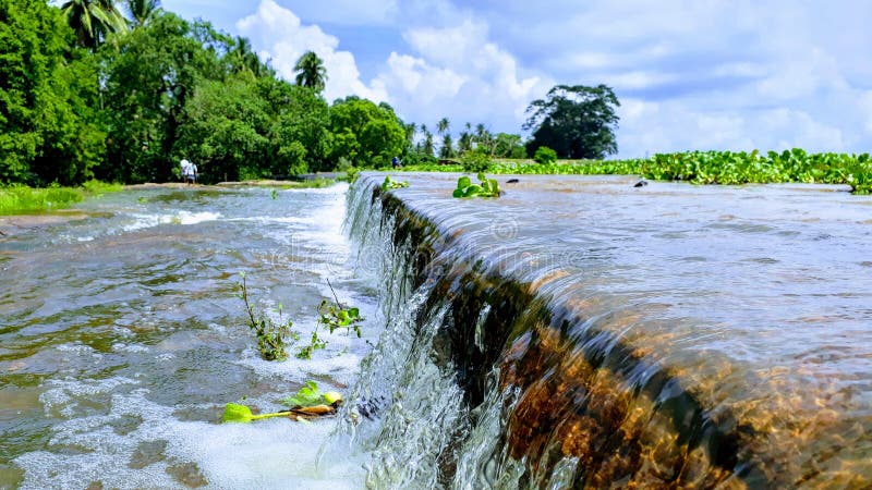 Un desbordamiento del agua foto de archivo libre de regalías Un desbordamiento del agua foto de archivo libre de regalías